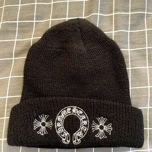 Chrome heart horse shoe beanie black